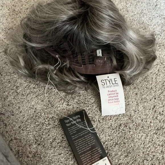 Jaclyn Smith Malibu Waves Wig
Silver Starlet color
Lace front/natural hairline - Picture 6 of 7